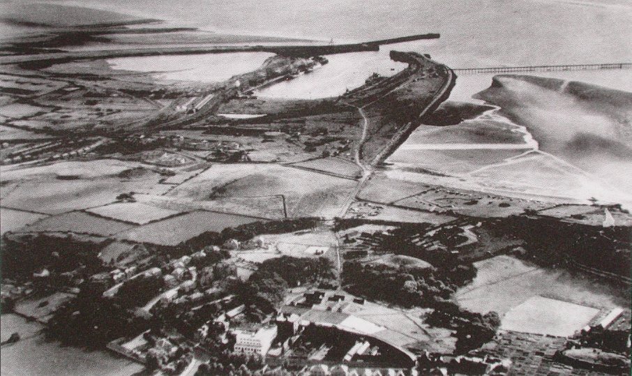Aerial image of harbour from about 1940